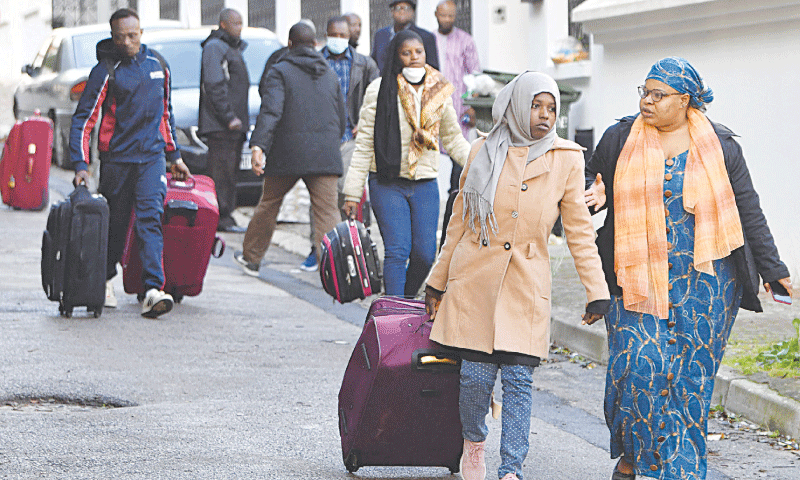 Hundreds of fearful sub-Saharan migrants flee Tunisia