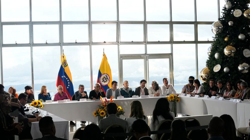 Colombian gov’t, guerrilla group sign agreement to advance peace talks