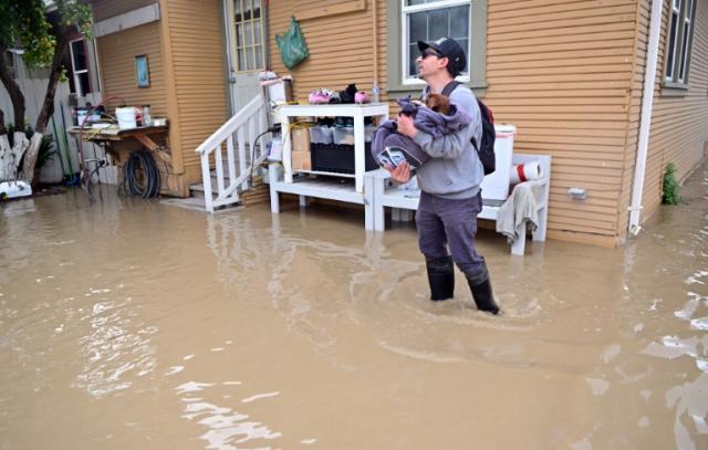 US: California scrambles to fix levee as another storm looms