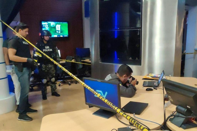 Five Ecuador TV stations receive letter bombs, one explodes injuring a journalist