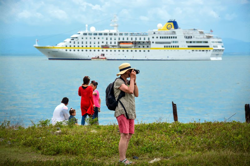 German cruise ship arrived in Cuban eastern port