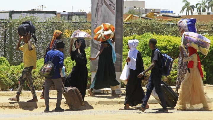 Sudan crisis: Thousands flee ‘bodies on the streets’ in battle-scarred Khartoum