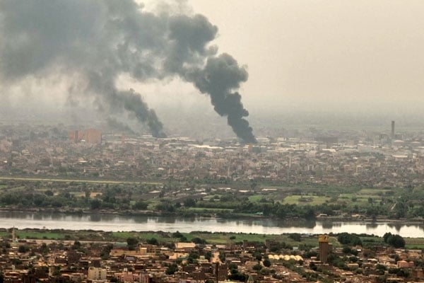 Sudan crisis: Fighting enters third week as UN says country collapsing