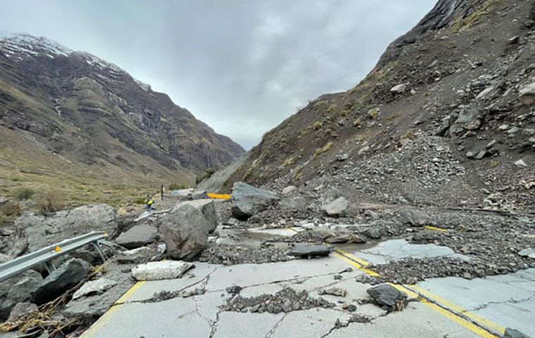 Chile-bound lorries stranded in the middle of the Andes due to bad weather