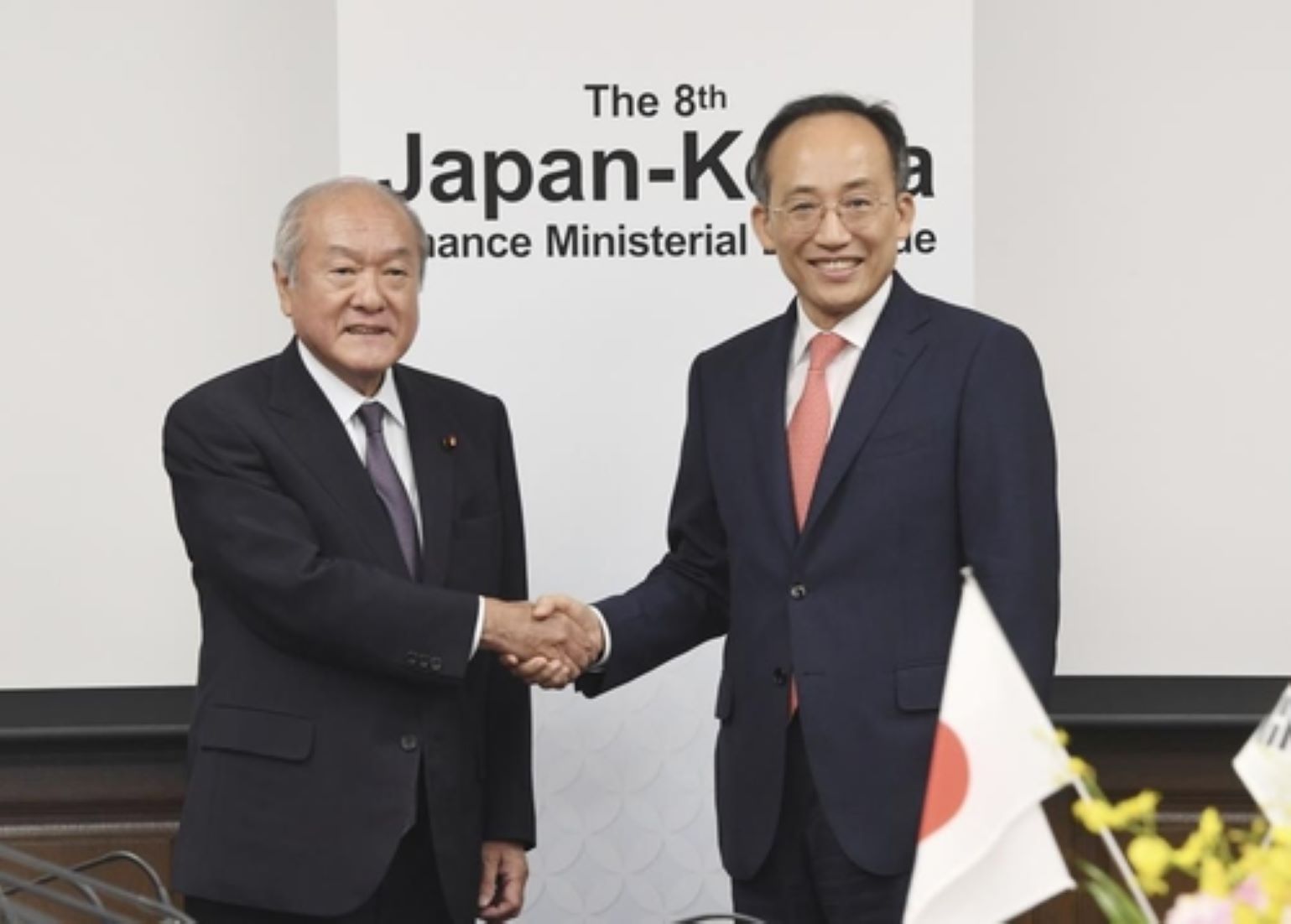 S. Korea, Japan Agreed To Resume Currency Swap Deal For Three Years