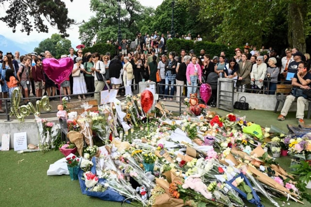 French town to pay tribute to those who chased off knife attacker