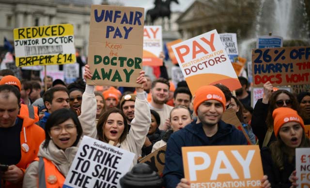 UK strikes: Hospital doctors in England stage 72-hour walkout