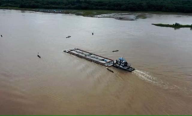 Peru: Protesters in Peruvian Amazon free captured oil barges