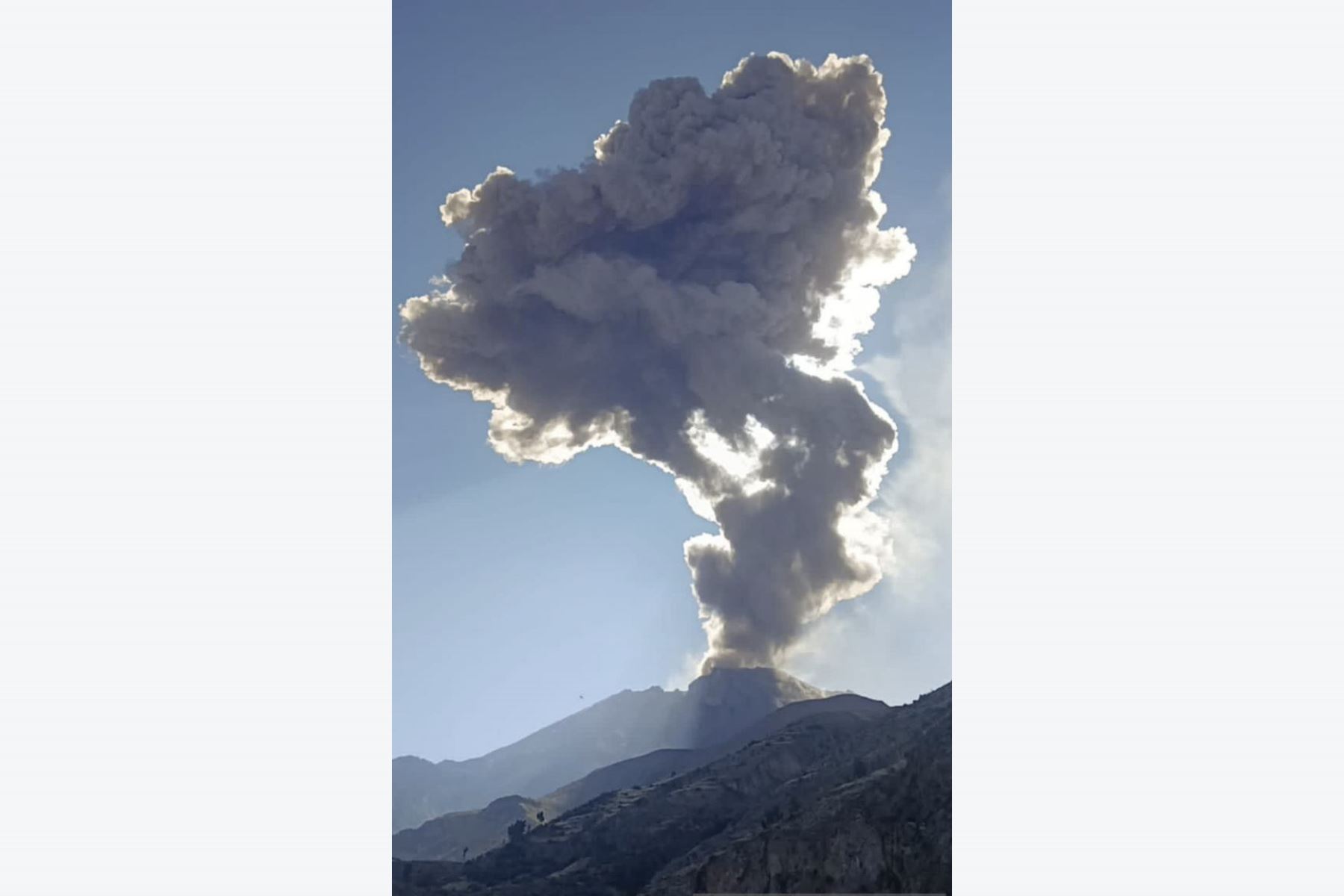 Peru: New explosion registered at Ubinas, eruptive column higher than 3,000 meters