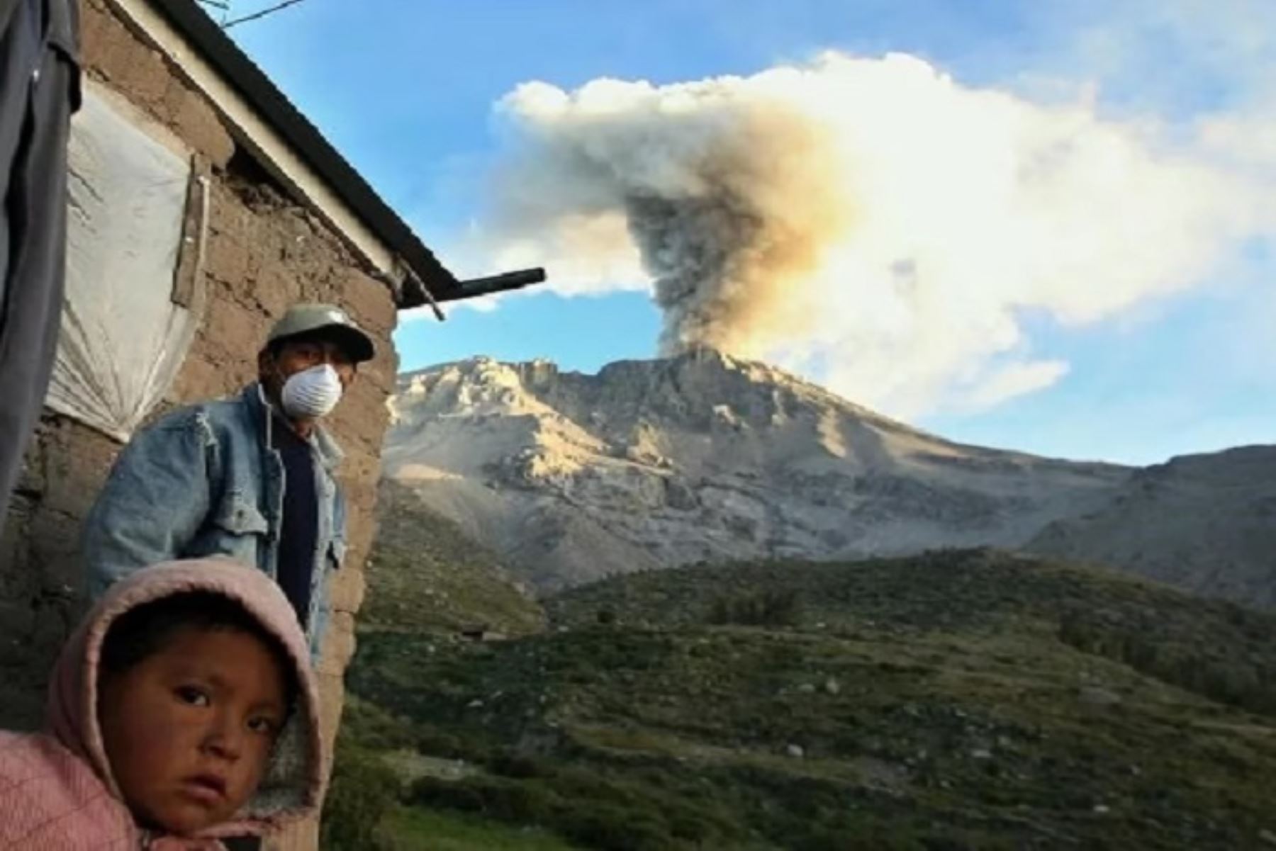 Peru’s Ubinas Volcano: Continuous ash emissions move towards Arequipa