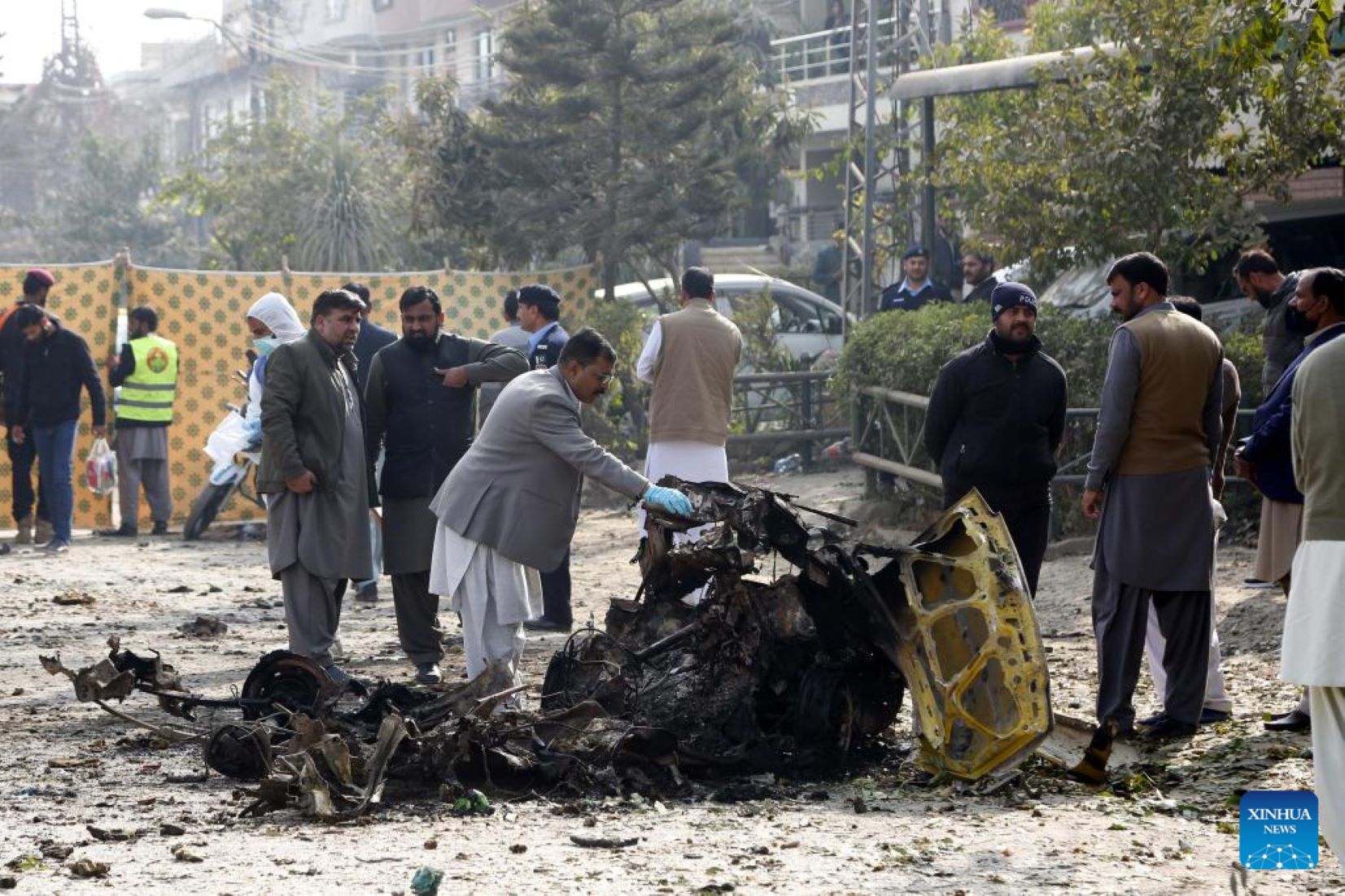 Policeman killed, 10 injured in NW Pakistan’s suicide attack