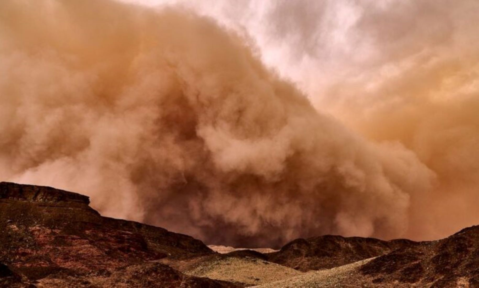 Nearly 1,300 Seek Medical Treatment As Sandstorms Hit SE Iran