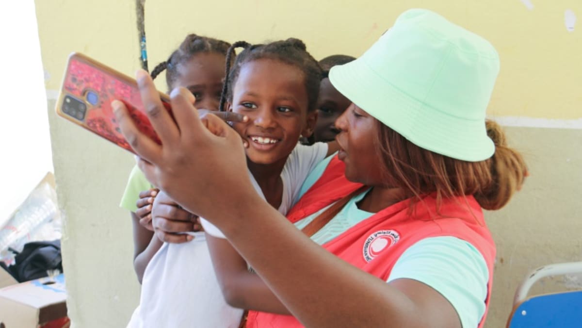 Red Crescent rescues hundreds of migrants from Tunisia desert