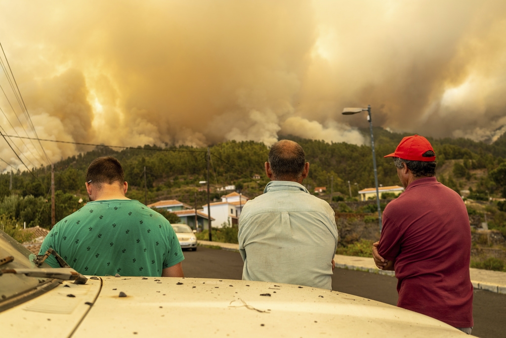 Dangerous heatwaves strike globe as wildfires rage