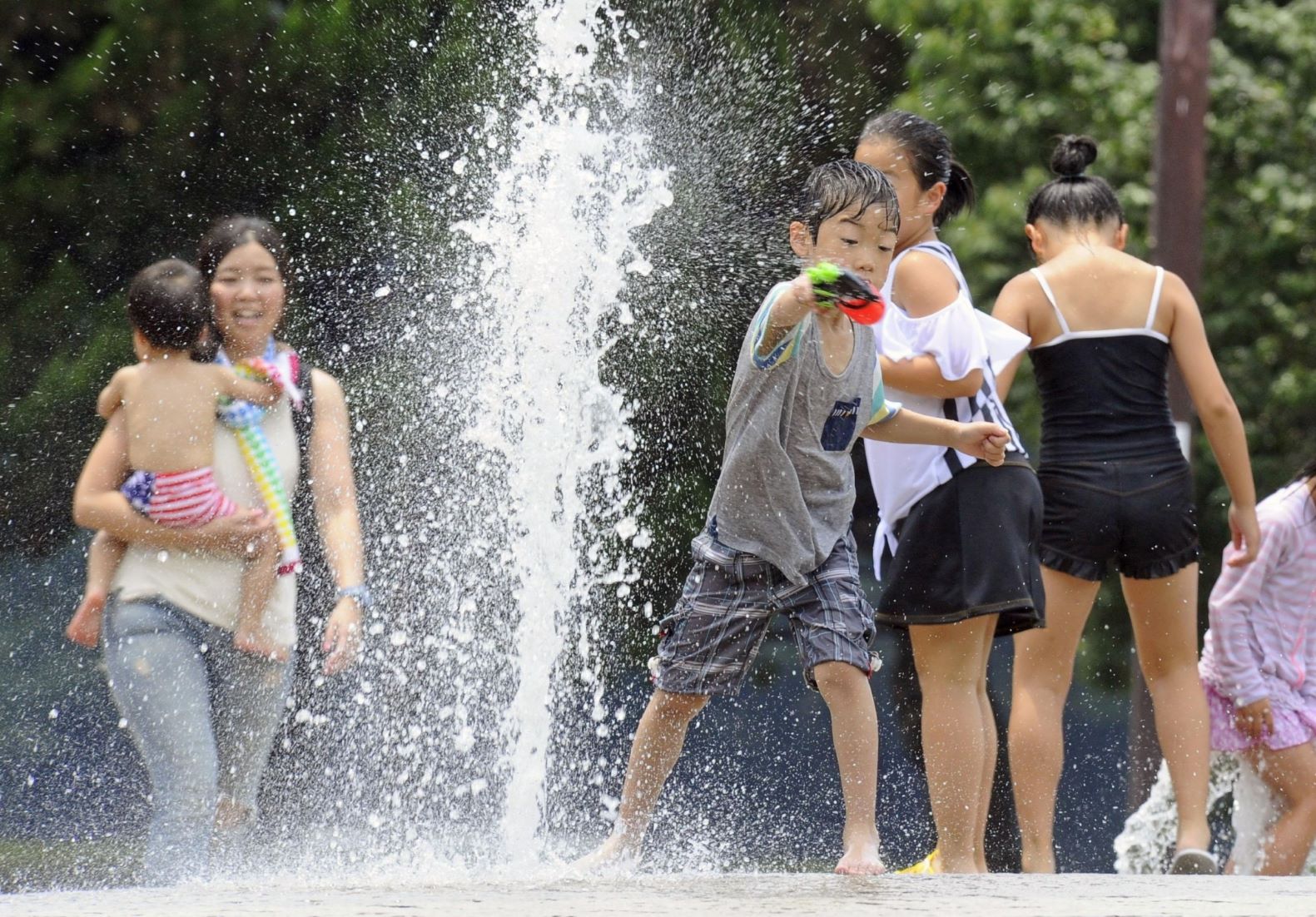 Japan Renews Heatstroke Alerts As Temperature Nears Record