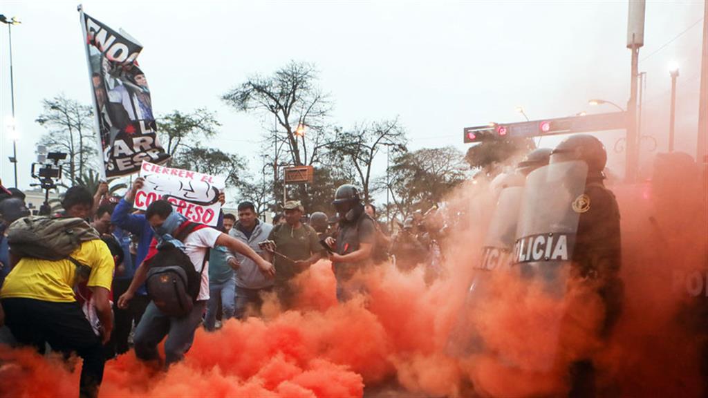 Peru protests: Injured and arrests in new march demanding president resignation