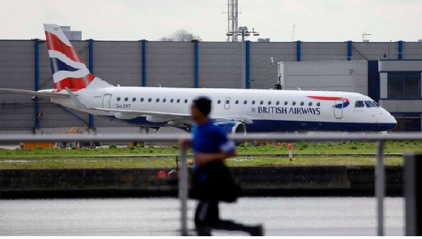 US: Thousands of flights are delayed or canceled following severe storms