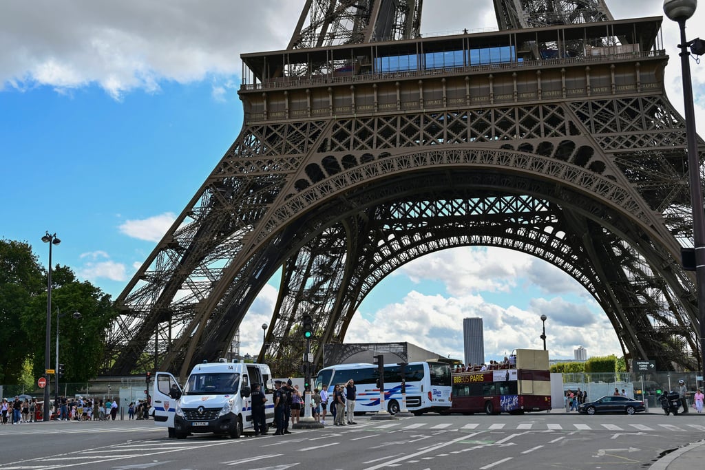 France: Security alert prompts Eiffel Tower evacuation