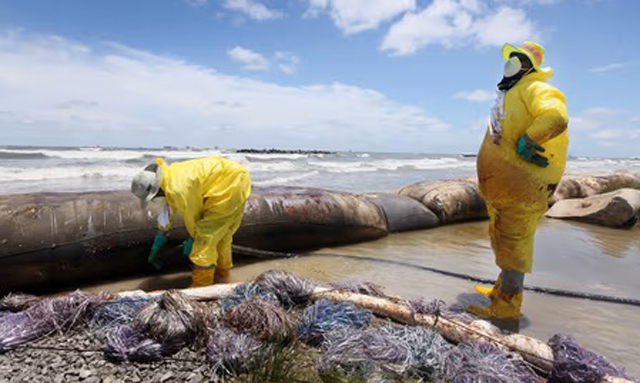 Mexico: Oil reaches beaches after alleged leak