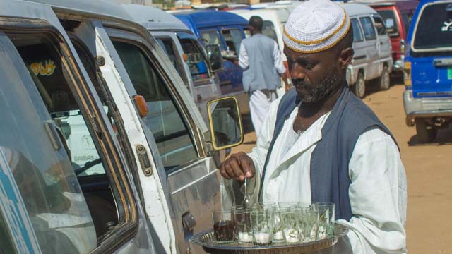 Sudan crisis: Sudanese start small businesses to survive war