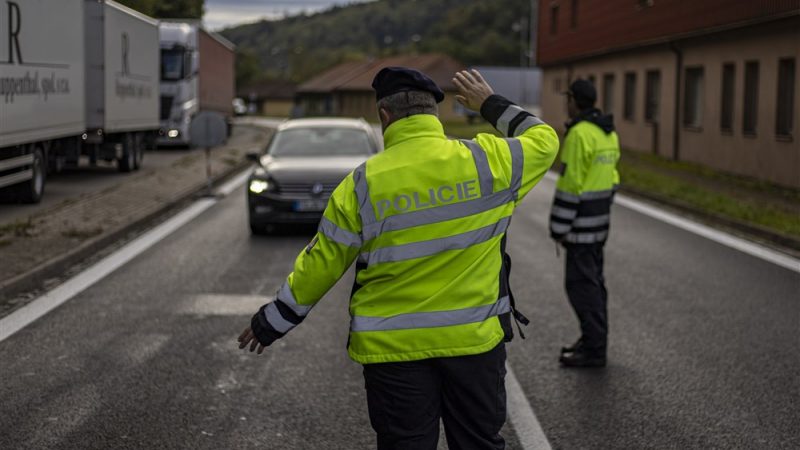 Illegal immigrations: Slovakia suggests retaking control over border with Hungary