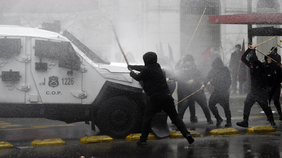 Chile: Clashes, arson mar march to commemorate Pinochet victims