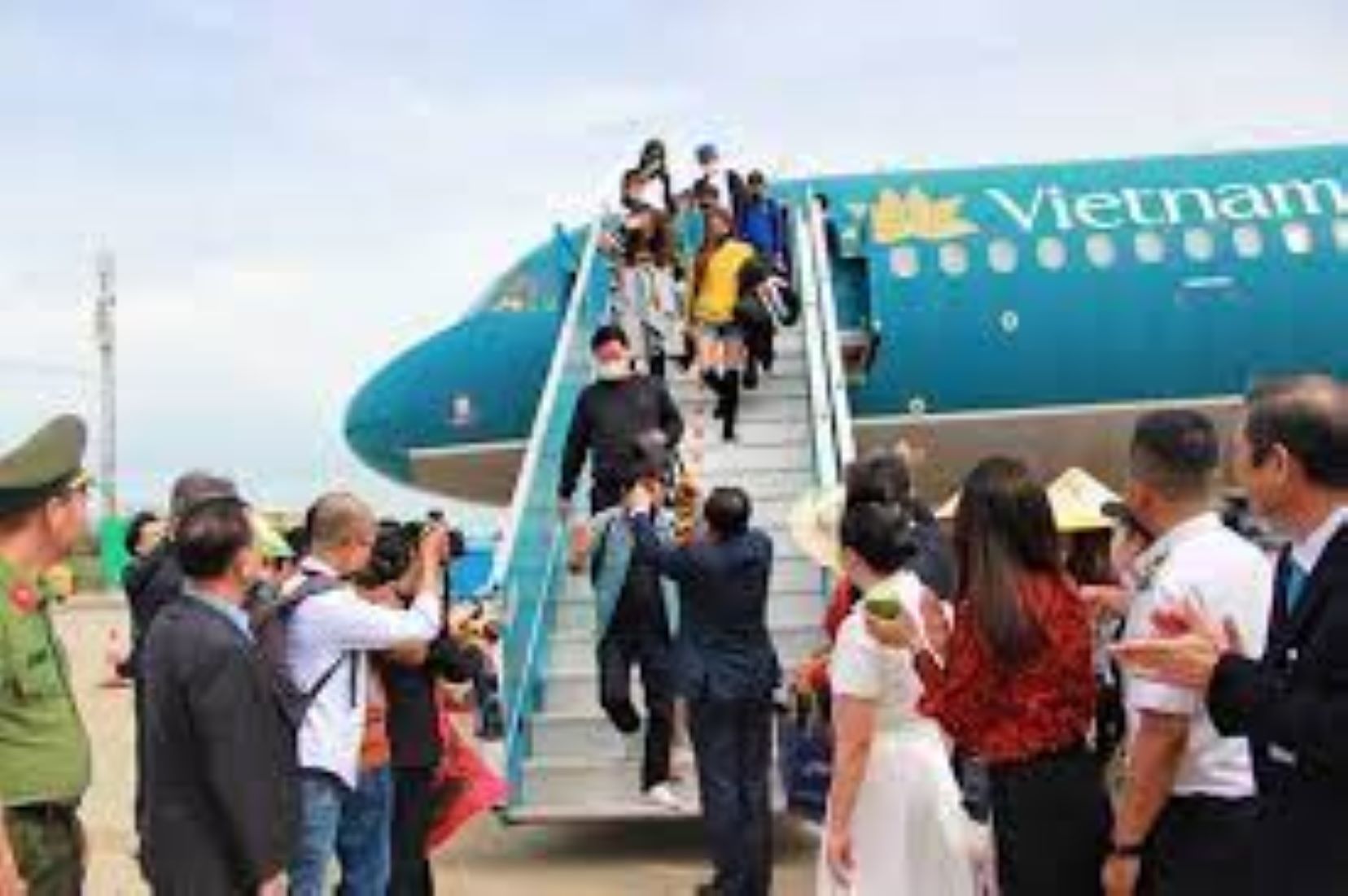 Vietnam Sees Int’l Air Passengers Surge In Jan-Sept