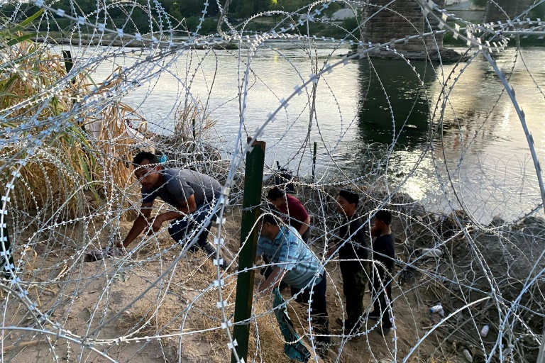 Dozens of migrants arrive at US-Mexico border