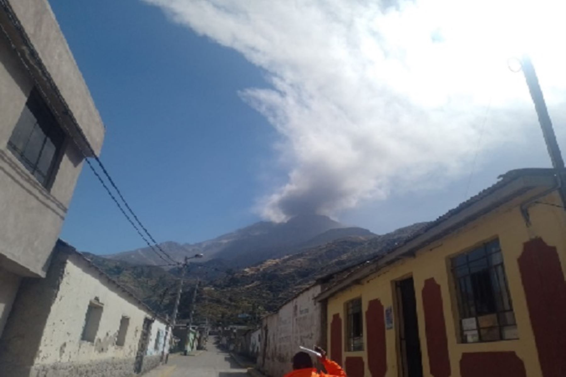 Peru: Ubinas Volcano spews ash, emissions dispersed towards east