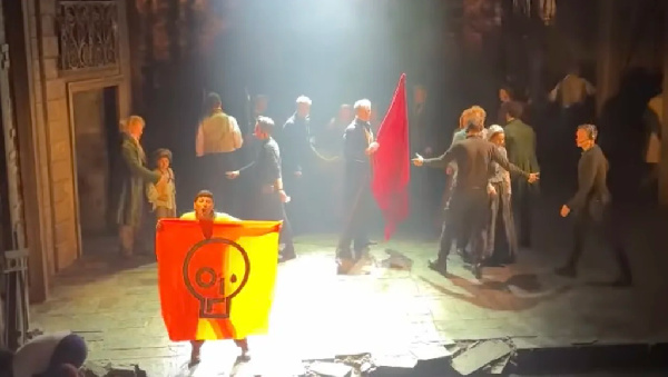 UK: Five people arrested after Just Stop Oil protesters disrupt London performance of ‘Les Misérables’