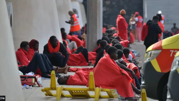 Boat carrying 280 migrants lands in Canary Islands