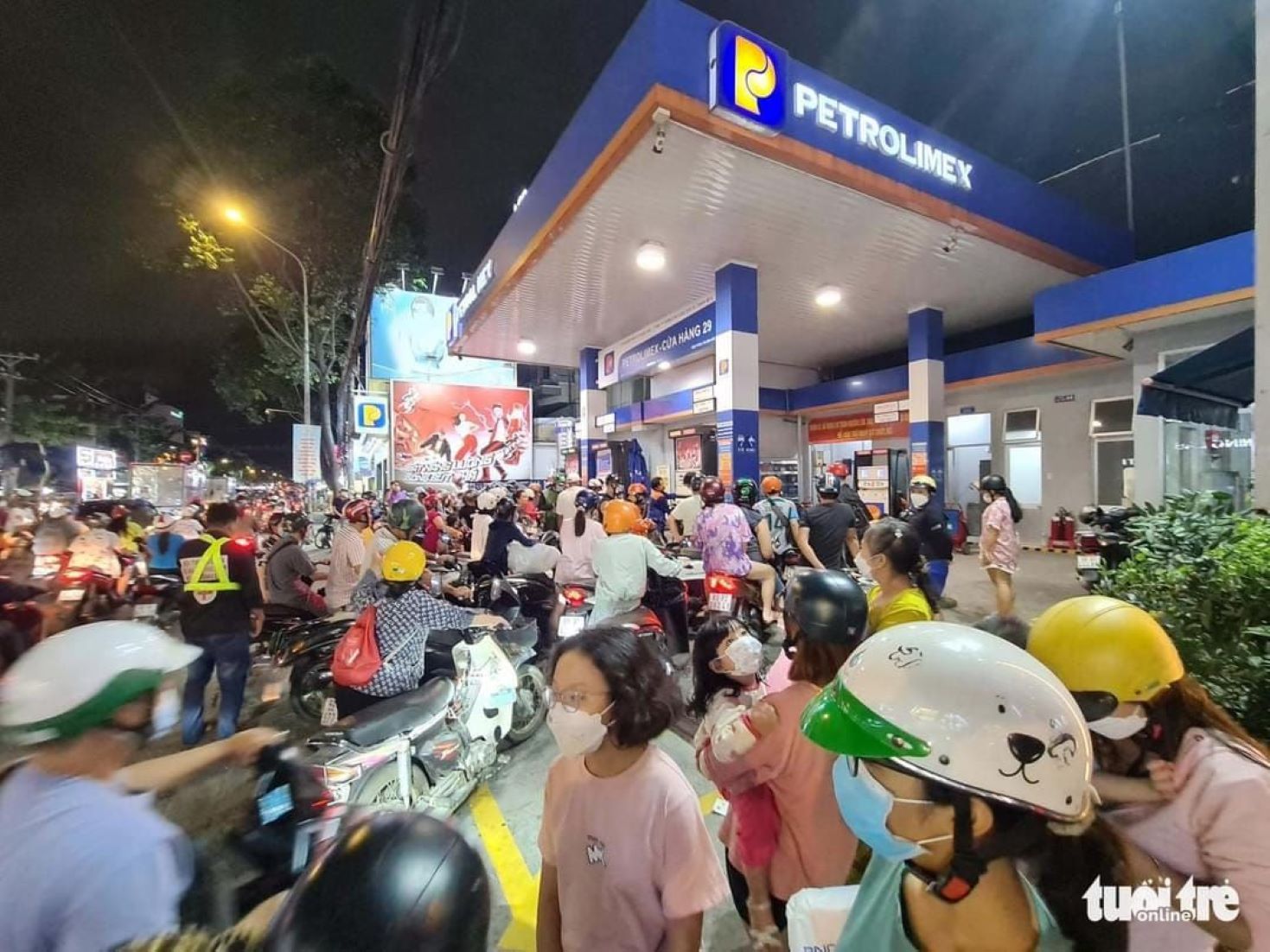 Vietnam Cuts Petrol Prices