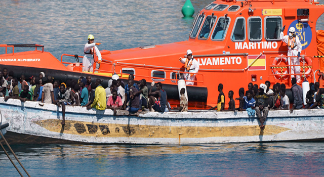 More than 900 migrants arrive on Spain’s Canary Islands