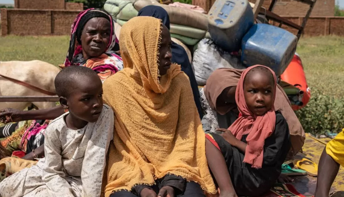 Sudan crisis: Thousands flee fresh ethnic killings in Darfur