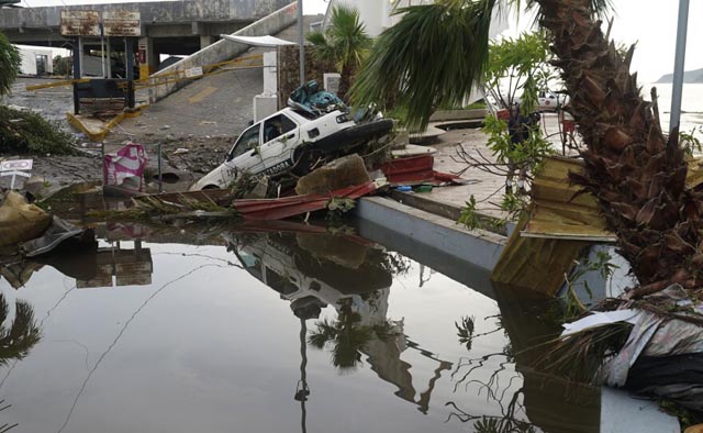 Mexico: Armed residents guard streets in hurricane-hit Acapulco