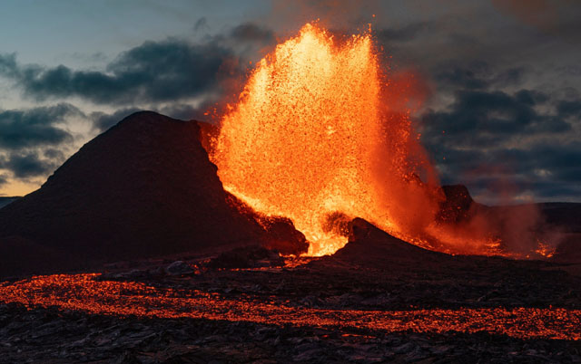 Iceland may spray water on lava to save town