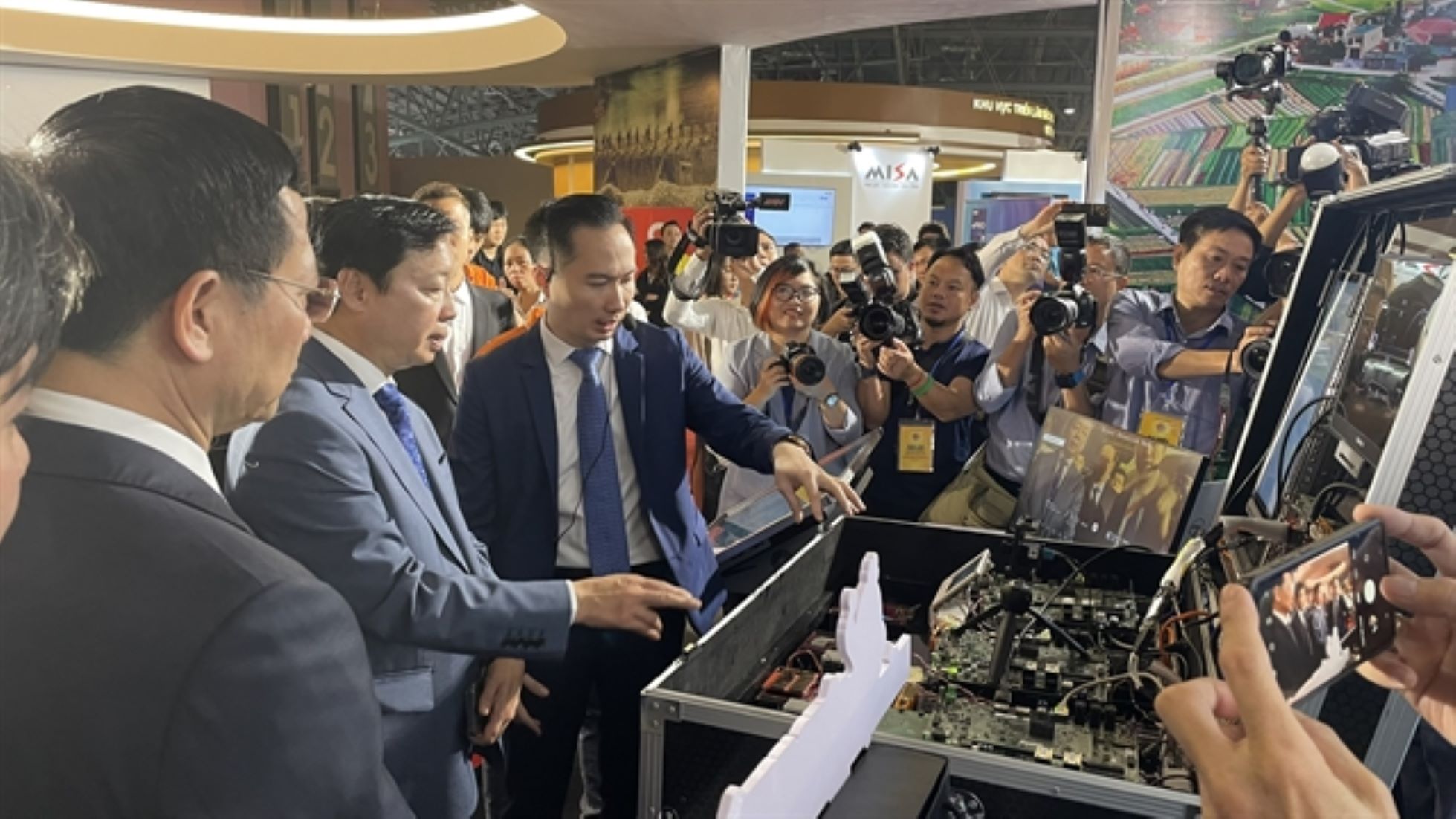 Semiconductor To Become Critical National Industry In Vietnam: Minister