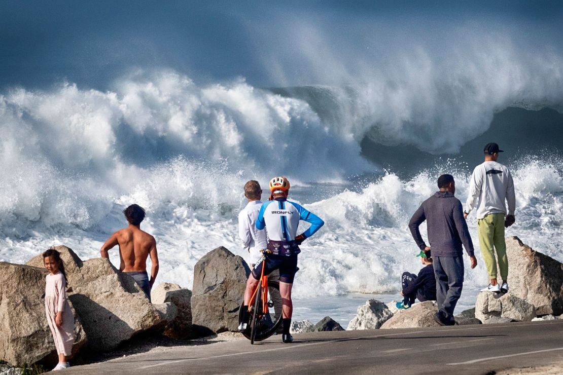 US: Huge waves to hit California coast for third day, bringing flooding and life-threatening conditions