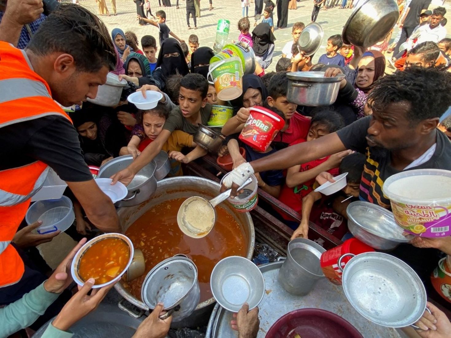 Feature: Young Palestinians Volunteer To Provide Food, Shelters For Displaced Gazans