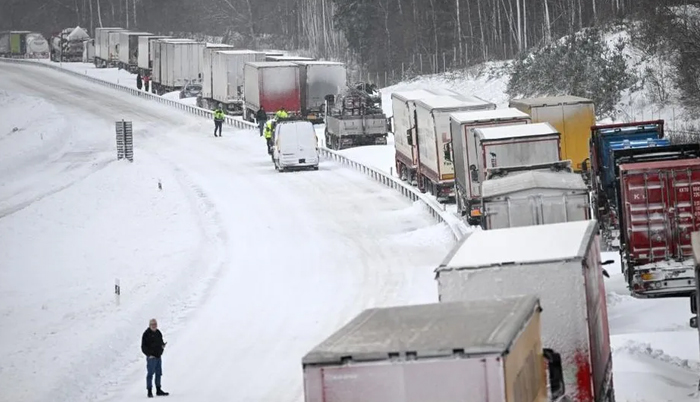 Swedish snow chaos leaves 1,000 vehicles trapped on main E22 road