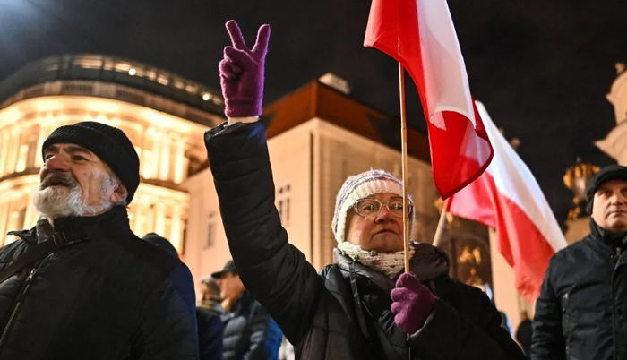 Poland: Police arrest former interior minister and deputy minister for abuse of power