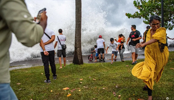 Cyclone Belal: Flooding as storm hits Réunion and heads for Mauritius