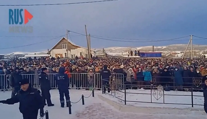 Russia protest: Crowds clash with riot police as activist jailed