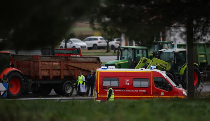 French protests: Female farmer killed as car hits protesters