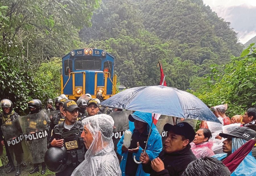 Peru: Machu Picchu protesters block tourist train tracks