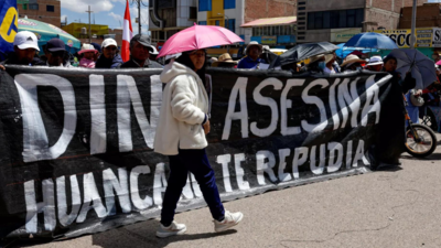 Peru: President Boluarte grabbed by protester at public event