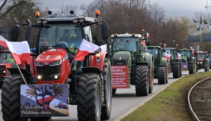 Polish farmers block Ukraine border in grain row