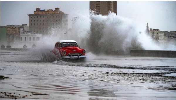 Cuba: Huge waves and high winds hurl jellyfish and seaweed into the streets of Havana