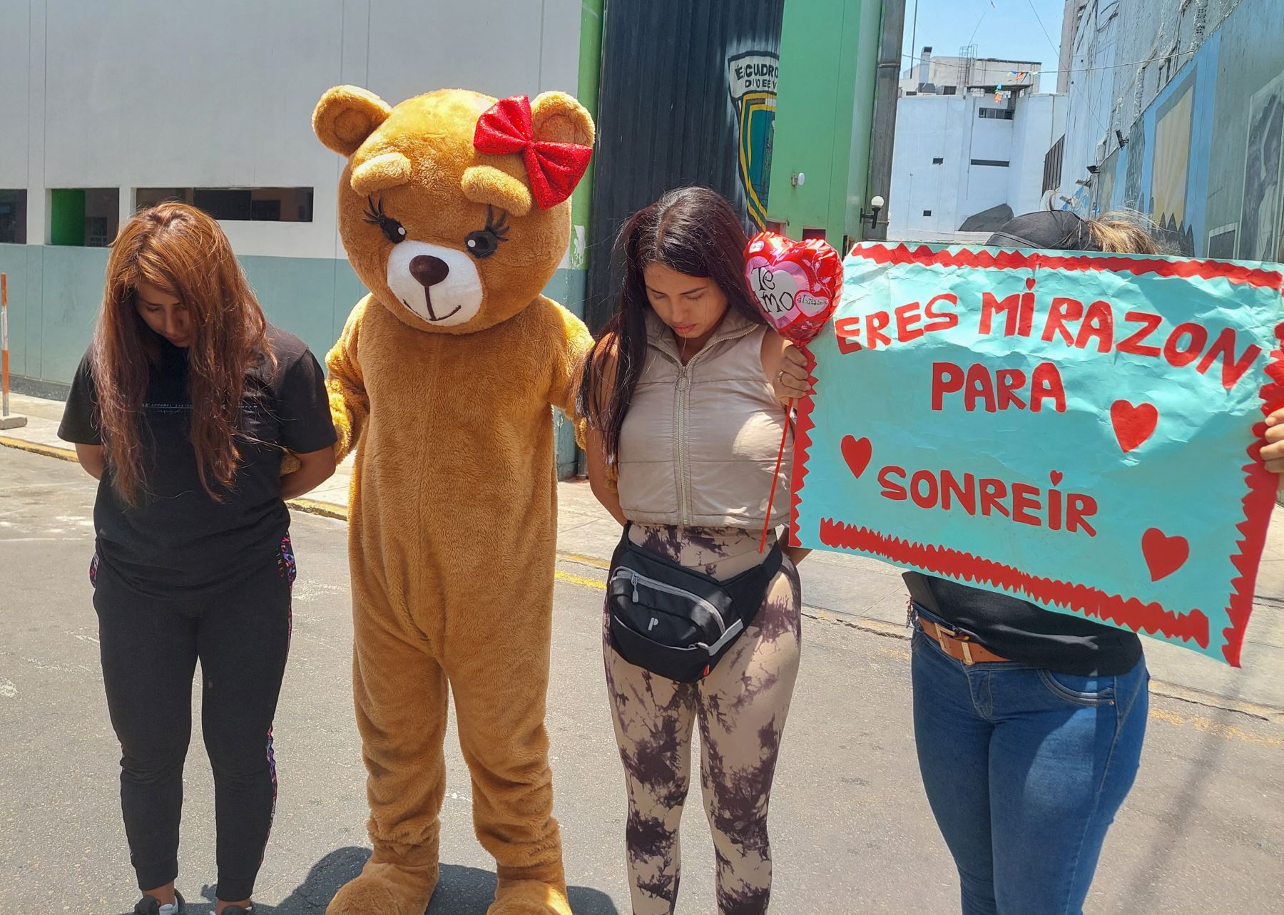 Peru: Giant teddy bear nabs drug dealers in Valentine raid