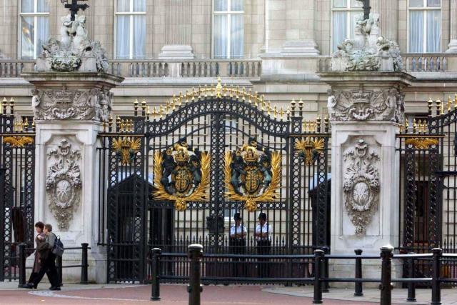 UK: Man arrested for crashing car into Buckingham Palace gates